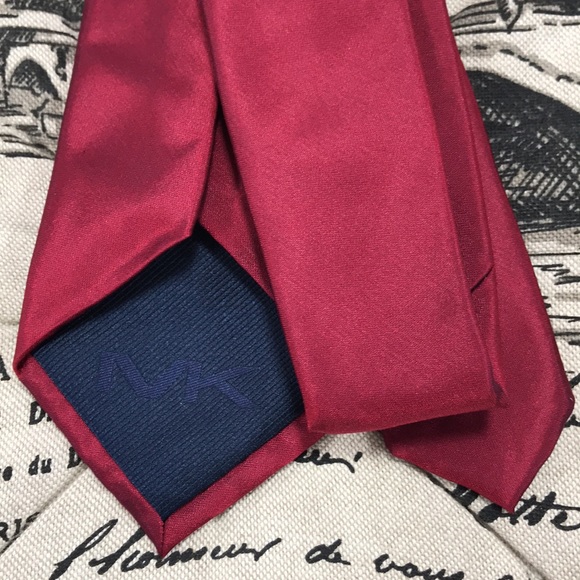 💥 MICHAEL KORS Silk Solid Burgundy Neat Tie - Picture 5 of 7